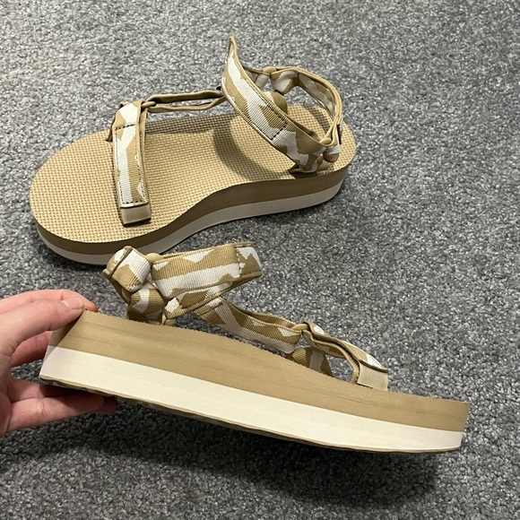 New & Unworn Teva Flatform Sandals - Picture 3 of 7